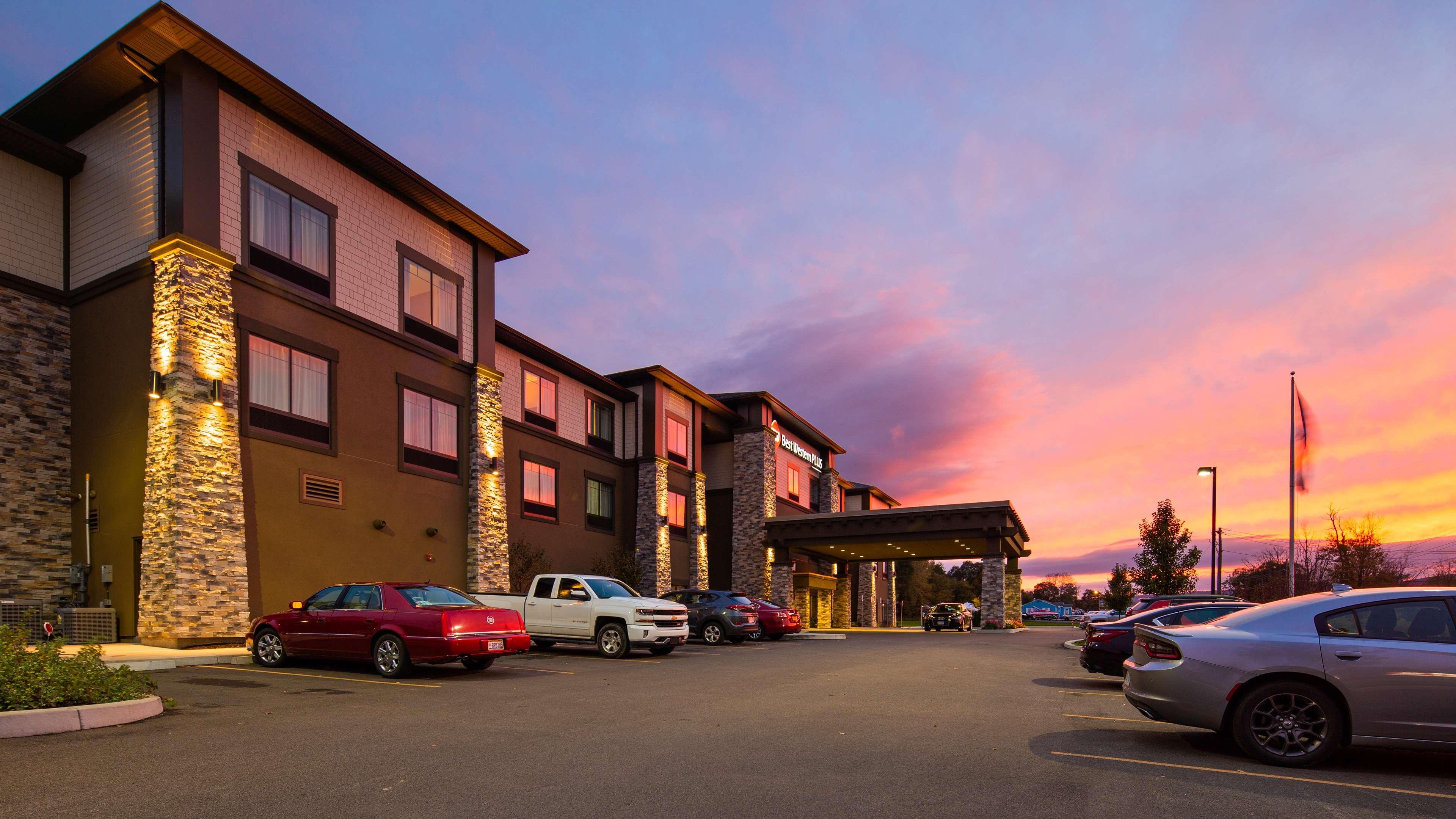 Best Western Harbour Inn & Suites Huntington - Sunset Beach Exteriör bild