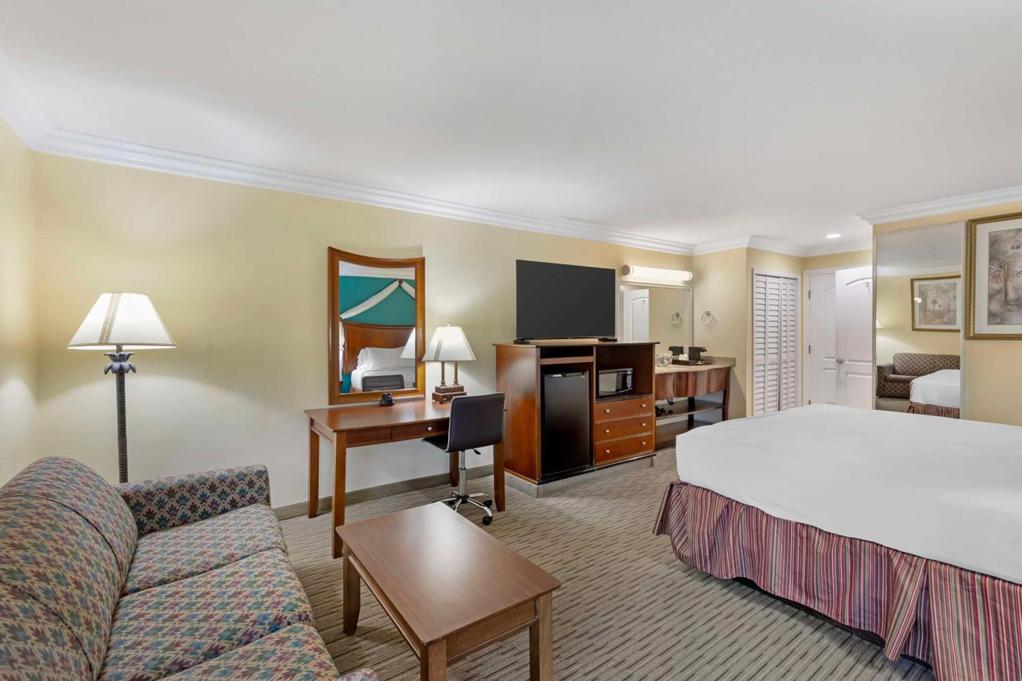 Best Western Harbour Inn & Suites Huntington - Sunset Beach Exteriör bild