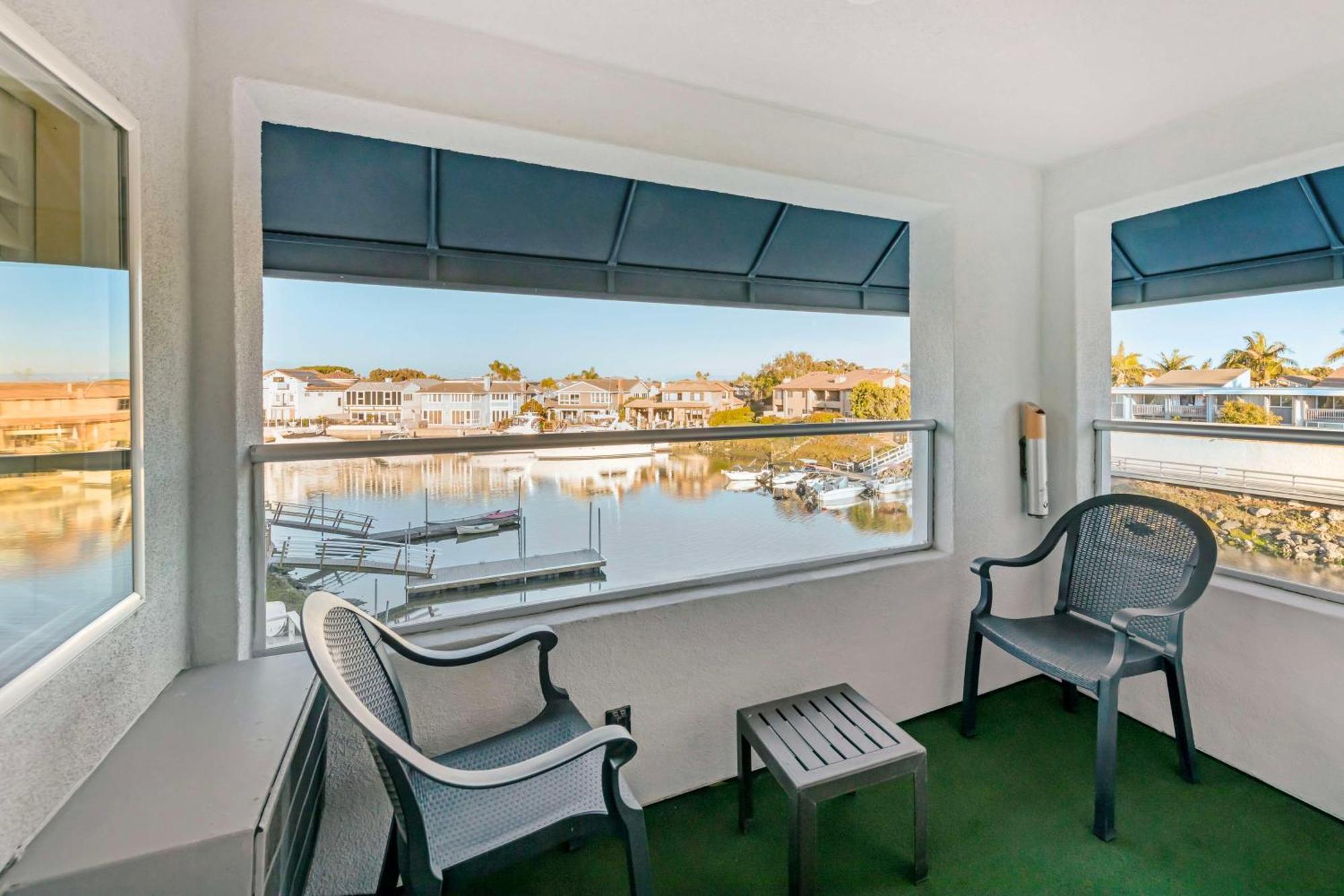 Best Western Harbour Inn & Suites Huntington - Sunset Beach Exteriör bild