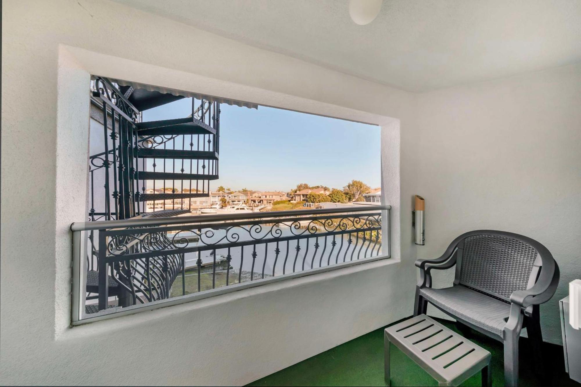 Best Western Harbour Inn & Suites Huntington - Sunset Beach Exteriör bild