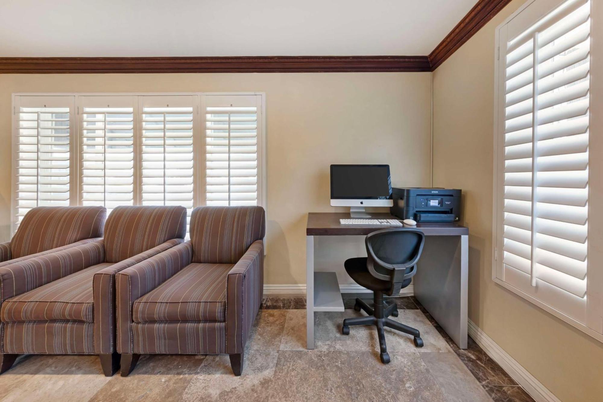 Best Western Harbour Inn & Suites Huntington - Sunset Beach Exteriör bild