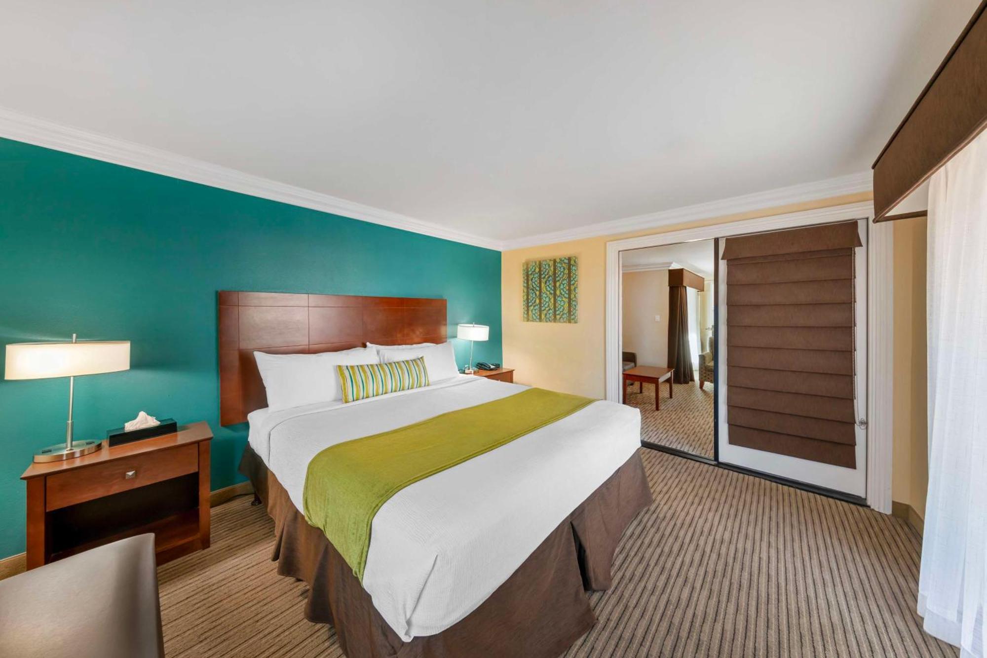 Best Western Harbour Inn & Suites Huntington - Sunset Beach Exteriör bild